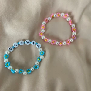 Designa ditt egna armband! - Fina armband som man kan köpa i kombo eller var och för sig. Välj namn och färg på blommorna. Om du vill ha ett namn eller valfritt ord på kostar det 25kr och ett med bara blommor för 20kr💓