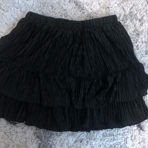 En jättefin svart kjol från SHEIN✨