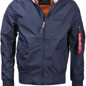 Alpha jacka i storlek L  - Äkta alpha i good skick , ca 2 år gammal . Säljer för den är förstor men den är jätte bra speciellt nu i hösten . Orginal priset är ca 2500 kr 