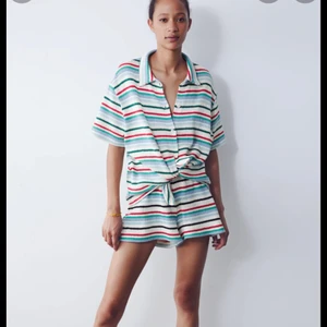 Randig T-shirt i jacquard - Helt slutsåld t-shirt i jacquard från zara. Endast använd 1 gång så den är som ny! Köptes för 229 säljer för 100!