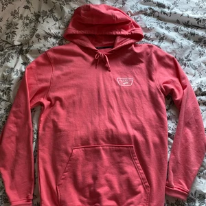 Rosa Vans hoodie - Säljer en rosa Vans hoodie i storlek S. Den är använd väldigt fåtal gånger, så den är i väldigt bra skick. 
