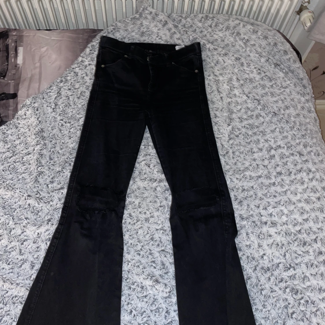 Svarta utsvängda byxor, med hål i - 90