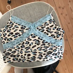 Ett kort Linne med blått leopard mönster.