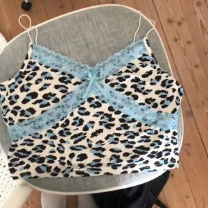 Blått linne - Ett kort Linne med blått leopard mönster.