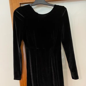 Svart klänning - Svart klänning med mysigt material, har axelvaddar som man kan ta bort, knapp där bak och dragkedja. Köparen står för frakten📦