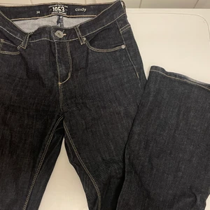 Lågmidjade bootcut jeans - Ett par jätte snygga lågmidjade bootcut-jeans som jag köpte på Kappahl för några år sedan men som är för små för mig idag, vilket är anledningen till att jag inte kan ta bild med de på. Kollektionen heter iallafall cindy och de passar jätte fint till en croppad top om man vill framhäva magen! Sitter nån centimeter över höften, men som sagt ganska lågmidjade och en ganska stor bootcut, vilket kan vara jätte snyggt till airforces eller uggs. Säljs i bra skick🥰