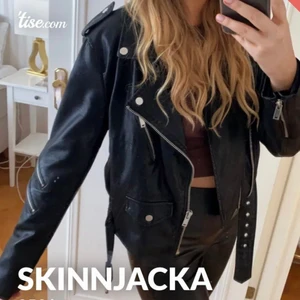 Oversized skinnjacka - !!bild från förra ägaren!! Jättefin och trendig skinnjacka som e jättesnygg till hösten! Fint skick och säljer då jag behövde välja mellan denna och en annan jacka... 