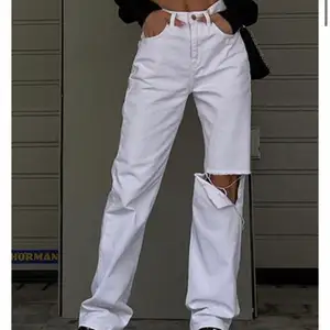 Lånade bilder!! Jättesnygga vita baggy jeans med hål! Säljer tyvärr pga att dom var för korta på mig som är runt 170❤️