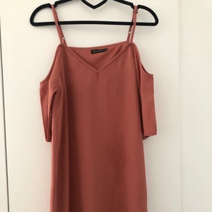 Aprikos rosa klänning - Klänning från Rut & Cirkle. Öppna axlar och rak i modellen. Strl. 34. 
