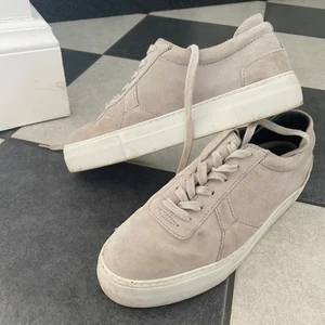 Axel Arigato sneakers - Ljusgråa sneakers från Axel arigato. Storlek 40. Nypris 1600kr. Använda Max 5 gånger.