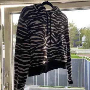 Zebrahoodie från NA-KD, supercoolt tryck och så skön!! Sparsamt använd 💕 storlek xs, 120 kr + frakt 