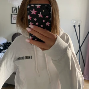 Hoodie zalando  - Hoodie från zalandos killavdelning, skitsnyggt tryck där bak😍😍 sparsamt använd, storlek xs men herrstorlek, 130 kr + frakt 💕