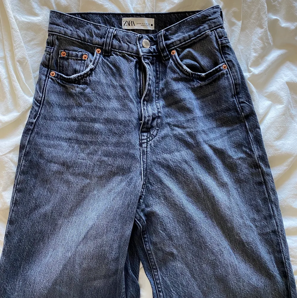 Svarta jeans med lite fransar nedtill, vida/raka i modellen! Storlek 34, får tyvärr inte på mig dom därför har jag ej några bilder med dom på:/ köpt dom här på Plick, och är i bra skick då jag ej använt dom. frakten ingår i priset 💞. Jeans & Byxor.