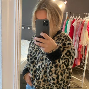 Stickad tröja - Säljer denna stickade tröja med leopardprint🖤⚡️🐆
