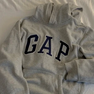 Gap hoodie - INTRESSEKOLL⚡️⚡️⚡️finaste hoodien nu inför hösten. Säljer endast vid bra bud. I nyskick knappt använd. Skriv för fler bilder. Bilder lpnade av @ men är identisk