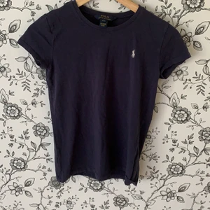 Ralph lauren  - En T-shirt i marinblå färg i barnstorlek. Passar även storlekar upp till S/m beroende på passform 