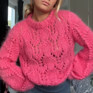 INTRESSEKOLL - GANNI CHOCK PINK SWEATER  - (HÖGSTA BUD: 1700) en Chock rosa superfin ganni tjocktröja! Älskar den, men har en likadan i en annan färg och det är dags för någon annan att ta över den. Nästan helt oanvänd, jättefin kvalité. Detta är en INTRESSEKOLL, kontakta mig om du är intresserad :) 💞