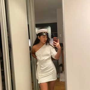 Studentklänning i off-shoulder model - Supersöt vit miniklänning med offshoulder och puffärm! Aldrig använd, originalpris: 626kr men ni kan köpa för 400kr plus SPÅRBAR frakt för 66kr! Av märket john zack!