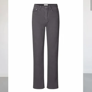 Jeans venderbys!! - Säljer mina populära jeans från venderbys! Helt oanvända så fint skick, inga defekter (prislapp kvar) 💓💗 säljer på grund av att de inte kommit till användning och väljer därför att sälja dem vidare. Straight modell på jeansen!! Storleken är rätt liten, så skulle säga att dom är 34/36