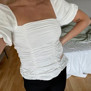 Topp - Såå söt topp från Chloés kollektion med nakd, det är storlek 38 men jag skulle säga att den är mer som en 36. På mig som vanligtvis är en 38a sitter den otroligt tight på och kan ej stänga dragkedjan på sidan, köparen står för frakt 💓