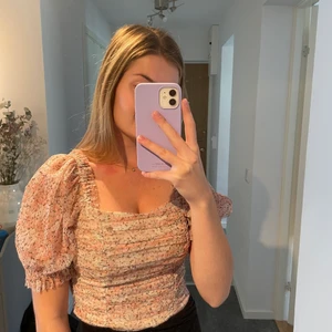 Topp - Fin topp i mesh från H&M. Använd ett fåtal gånger, är som ny. Du står för frakten eller om du kan mötas upp i Linköping. 