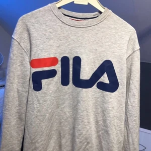 Grå fila sweatshirt - Grå fila tröja, i jättefint skick! Inga skador och så och inte urtvättad i färgen  heller och inga skador på texten. Ny pris 499, mitt pris 250❤️storlek XS, passar s och m med! Har själv M