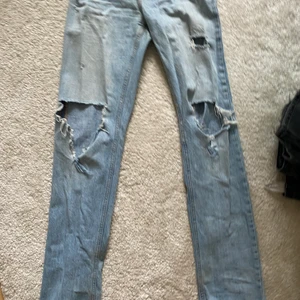 Baggy zara jeans högmidjade jeans  - Zara snygga slitna jeans går ner helt och är högmidade snabbt baggy LJUS TVÄTT 💕✌🏻