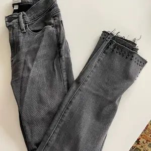 Skinny jeans från Frame.  de har slitsar och dubbar på.  kort på mig som är 163