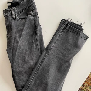 Frame Skinny Jeans - Skinny jeans från Frame.  de har slitsar och dubbar på.  kort på mig som är 163