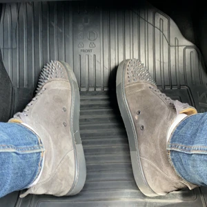 Christian Louboutin  - Säljer mina Christian Louboutin storlek 44 då jag helt enkelt tröttnat på dem.  Kan tänka mig byta mot Moncler. Saint laurent med mera. Skriv vad du tänker