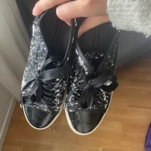 Skor - Coola skor som glittrar. Väldigt slitna vid hälarna  (bild 2) och ganska smutsiga på det vita vid sulan💕