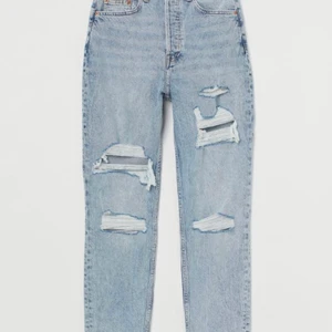 Hm jenas - Ett par ljusblåa hm jenas. Ser typ ut som på första bilden, skillnaden är att det är hål nere vid fötterna också. Kontakta för fler bilder. 