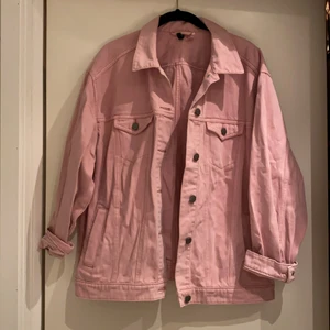 Ljusrosa jeansjacka  - Ljusrosa jeansjacka från H&M. Storlek 38. Fint skick. 