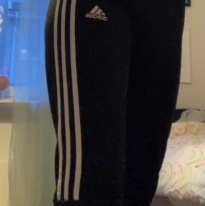 Adidas byxor - Säljer dessa adidas byxor då de inte passar mig. De är ganska använda, men i ett relativt gott skick (endast lite noppror här och var). Går att knyta i midjan från insidan. Köpare står för frakt vilket gör att priser blir 95kr + frakt. 