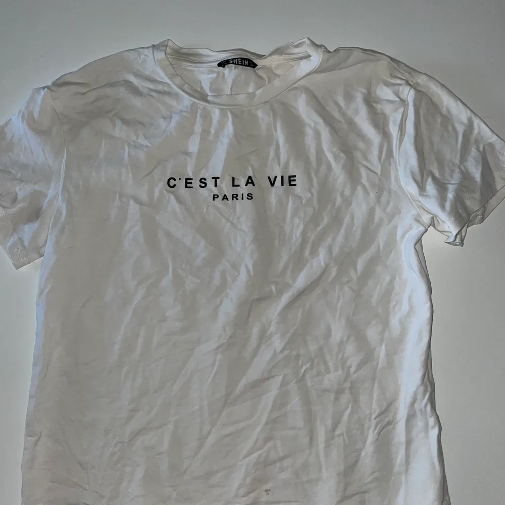 Säljer en vit T-shirt med tryck storlek s för 35 kr. T-shirts.