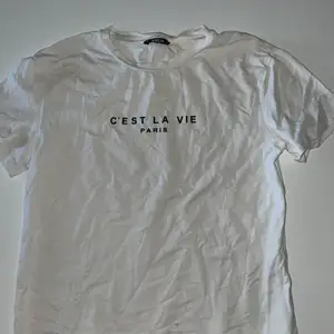Säljer en vit T-shirt med tryck storlek s för 35 kr