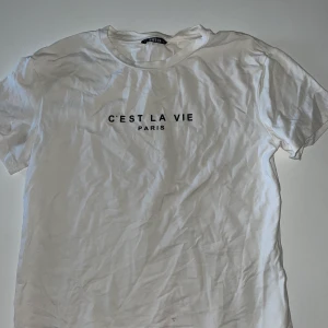Vit T-shirt med tryck s - Säljer en vit T-shirt med tryck storlek s för 35 kr