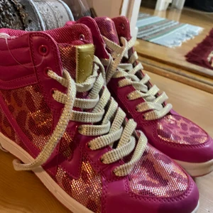 Skor - Hej detta är ett par jätte fina rosa skor som inte kommer tills används för de är för liten storlek för mig men tycker dom är jätte fina och härliga 