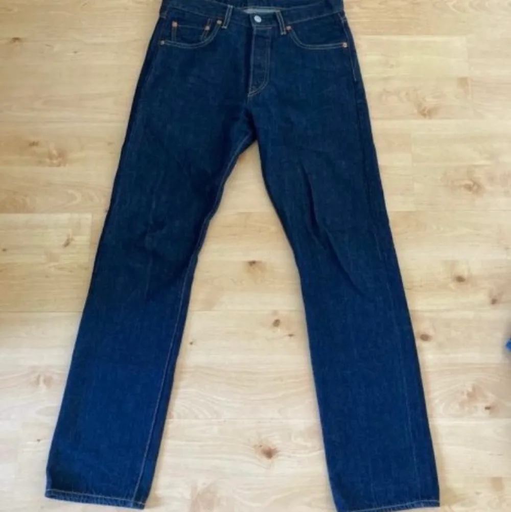 Hej säljer nu ett par Levis 501 jeans i storlek w 29 l 32! Dom är i väldigt bra skick och Max använda 4-5 gånger. Pris 300kr! Skriv gärna för intresse! . Jeans & Byxor.