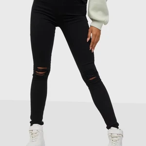 snygga jeans från nelly - tuffa och snygga jeans från nelly❤️Storlek på XS💖säljs för 200 kr