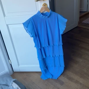 Blå volang klänning - Blå volangklännign från Y.A.S  I storlek S. Köpt för 1300 och endast använd en gång. Om du behöver fler bild så finns det! 