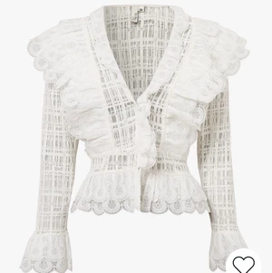 VIT SPETS BLUS S - Blus från Nelly använd 1 gång. Superfin men har inte kommit till användning för mig. Lånad bild från nellys hemsida där den köptes för ca 1 år sen för 599kr! 💖🌼☀️💓