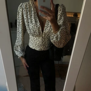 Prickig blus  - BRUTALT snygg blus från GinaTricot med lite lösare armar och tajtare runt magen/midjan som smickrar kroppens figur. Super snygg till ett par kostymbyxor! 