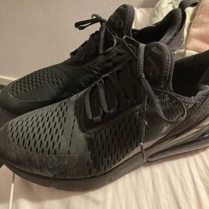 Nike air max 270 (använda) - Säljer mina air max 270 svart. Använde de ett tag men tröttnade på de rätt snabbt. De är inte i nyskick men de är ändå i hyfsat bra skick. Skriv om ni vill ha fler bilder. Kan sänka pris vid snabb affär 
