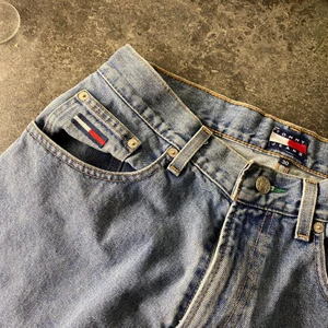 Tommy Hilfiger jeans - hej hopp! Jag vill sälja mina Tommy jeans då dom inte passar mej längre :(( sitter OTEROLIGT snyggt, tight över rumpa och lår men lite vidare ner mot fötterna, även något croppade. Nästan nyskick då jag knappt använt dom.   Jag kan mötas upp och/eller frakta, men då står du för frakt :) 