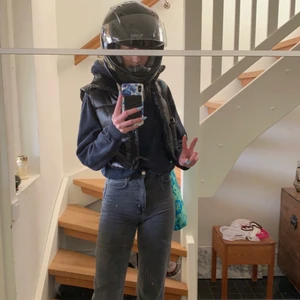 Zara väst  - Supersnygg väst från Zara köpt i mars för 399kr. Säljer för att jag köpt en ny väst och denna inte kommer till användning. Varsamt använd, inga skador varken på in- eller utsidan av plagget. Jag är 183cm lång så självklart kommer västen vara lite längre på någon som är kortare än mig.💞✨🍁