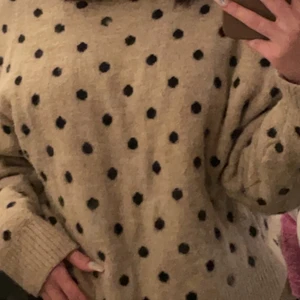 Prickig stickad sweatshirt - Jätte fin stickad sweatshirt som tyvärr inte används längre, Köpt på H&M för ca 1 år sen!