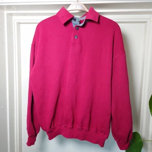 Vintagetröja - Röd långärmad piké. Den är lite sliten men har kvar att ge. Mysig som oversize🍀