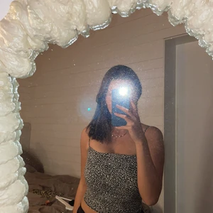 Leopardmönstrat linne - Gjort på hållbart bomull så alltså ett superskönt och klimatsmart material.