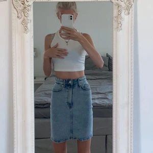 Kjol storlek 32 - Jättefin kjol i storlek 32 använd en gång, säljs då den bara ligger i garderoben och inte kommer till användning. Säljer den för 100 om det inte kommer höger bud. 